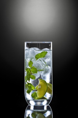 Close up view of mojito cocktail on black backgroundの写真素材