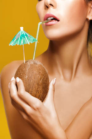 sexy woman drinks summer cocktailの写真素材