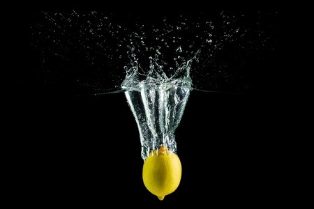 lemon in water splash