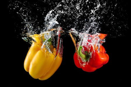 bell pepper in water with splashの写真素材