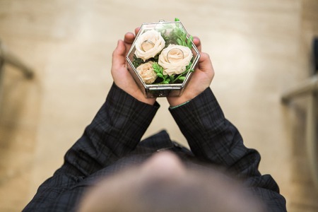 babys hands hold box with ringsの写真素材