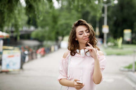 young woman listening to music on headphonesの写真素材