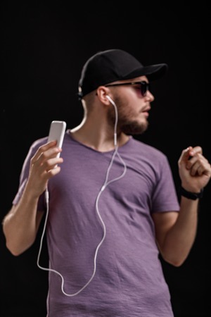 the man listening to music in headphonesの写真素材