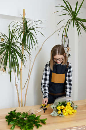 Florist woman makes a bouquet of tulips.の写真素材