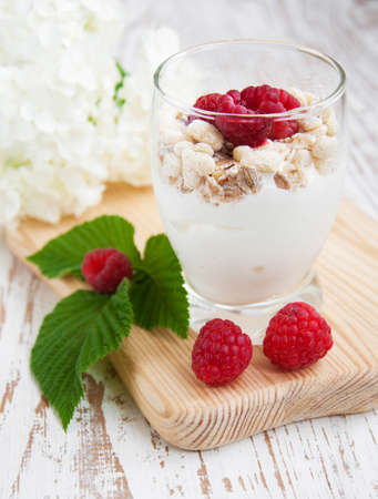Healthy muesli dessert with yogurt and raspberriesの写真素材