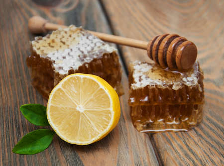honey and lemon on a old wooden backgroundの写真素材