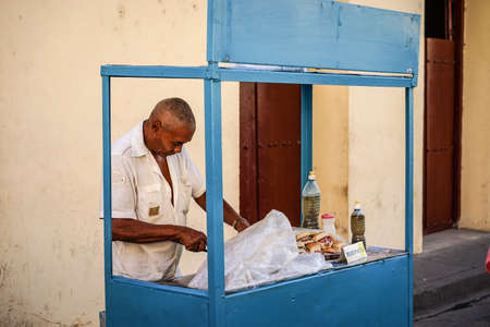 cienfuegos cuba. Cuba - January 10, 2016: Street trader who sells cones filled with its home-grown and roasted peanuts and caramelised pieces with peanuts.のeditorial素材