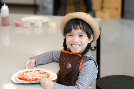 Young girl preparing homemade pizzaの写真素材