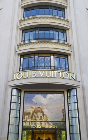 Louis Vuitton outlet on Champs Elysees in Paris - Franceのeditorial素材