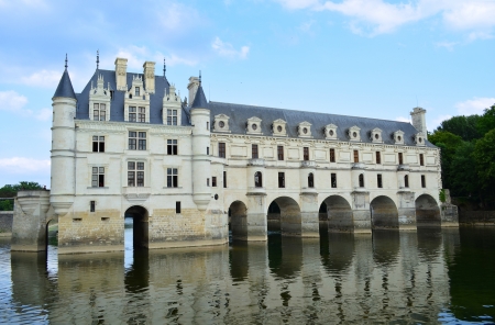 The beautiful Castle of Chenonceau reflecting in the Loire River  Franceのeditorial素材