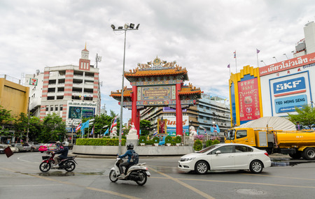 Cars pass in front of the Gate of Chinatown along Yaowarat road in the historical heart of Bangkokのeditorial素材