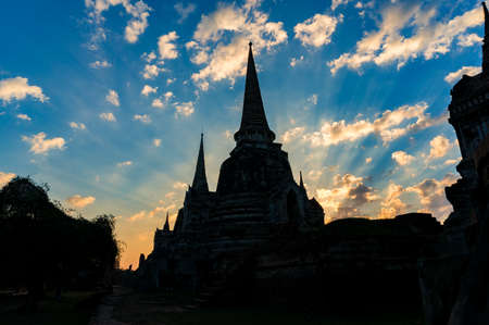 Ancient chedi, stupa silhouette against picturesque sunrise sky with sun rays. Wat Phra Si Sanphet temple, UNESCO World Heritage Site in Ayutthaya Historical Park . Ayutthaya, Thailandの写真素材