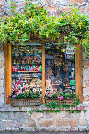 Hahndorf, Australia - November 12, 2017: Shop window with souvenirs in famous Hahndorf German ethnic village in South Australiaのeditorial素材