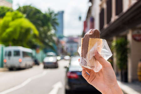 holds sandwich ice cream.