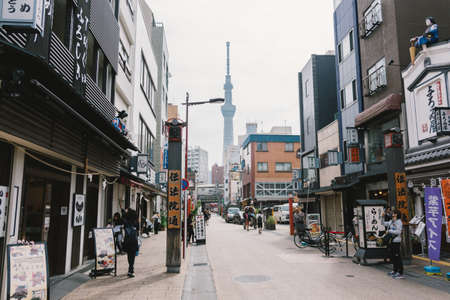 Apr 6, 2018  Tokyo, JAPAN -Asakusa streets - traditional cab and people walking on street with Tokyo Sky Tree on backgroundのeditorial素材