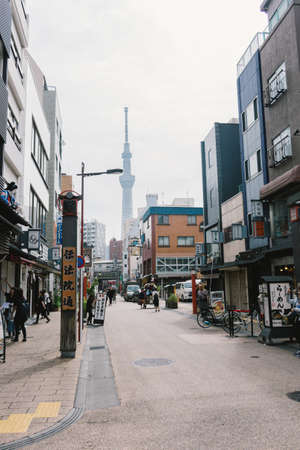Apr 6, 2018  Tokyo, JAPAN -Asakusa streets - traditional cab and people walking on street with Tokyo Sky Tree on backgroundのeditorial素材