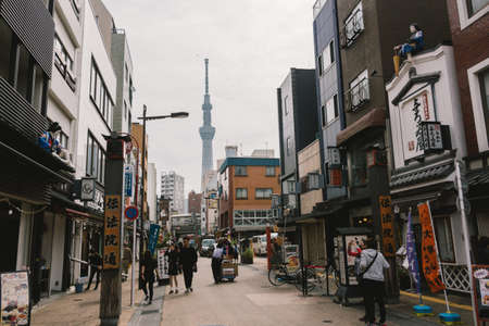 Apr 6, 2018  Tokyo, JAPAN -Asakusa streets - traditional cab and people walking on street with Tokyo Sky Tree on backgroundのeditorial素材