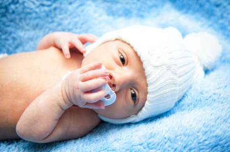 Newborn baby of 15 days in a hatの写真素材