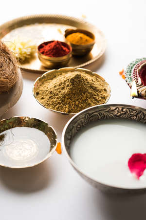 Abhyanga Snan on first day of Diwali - special herbal bath with ubtan or Utne, a mix herbal powder to have bath and scrub on the occasion of Diwali, selective focusの写真素材