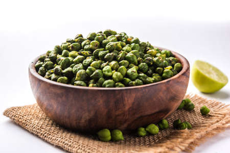 Roasted fresh Green Chickpeas or Chick Peas or harbara in hindi also known as Cicer with pinch of salt and chat masala and lemon, popular snack from India/asiaの写真素材