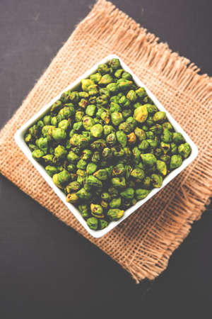 Roasted fresh Green Chickpeas or Chick Peas or harbara in hindi also known as Cicer with pinch of salt and chat masala and lemon, popular snack from India/asiaの写真素材