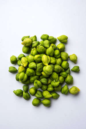 Fresh Green Chickpeas or Chick peas also known as harbara or harbhara in hindi and Cicer is scientific name, served in a wooden bowl or plate. selective focusの写真素材