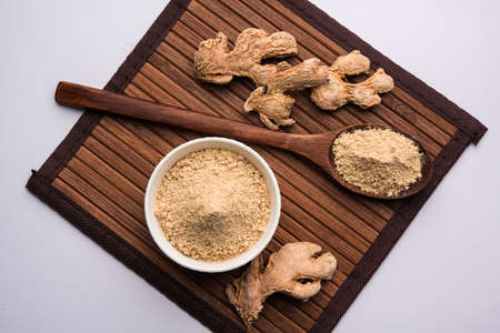 Ginger powder with dried Ginger also known as Sunth or Sonth in Indiaの写真素材