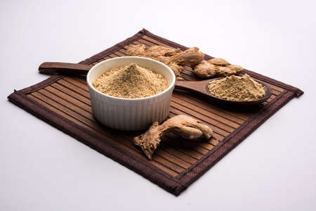 Ginger powder with dried Ginger also known as Sunth or Sonth in Indiaの写真素材