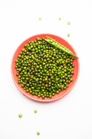 green spicy peas fried or roasted namkeen, dry snacks or chakna consumed with cocktail drinks in Indiaの写真素材