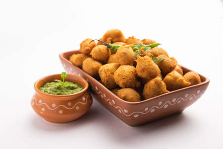 Monsoon special Moong Dal Vada, Pakoda, Dalwada, Pakora or Mungdal Bhajiya or Yellow Split Gram Fritters Served with Green Chutney. selective focusの写真素材