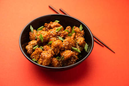 Chilli ChickenÂ is a sweet, spicy and crispy appetizer, most popular in Indo-chinese cuisine, served on a plate. selective focusの写真素材