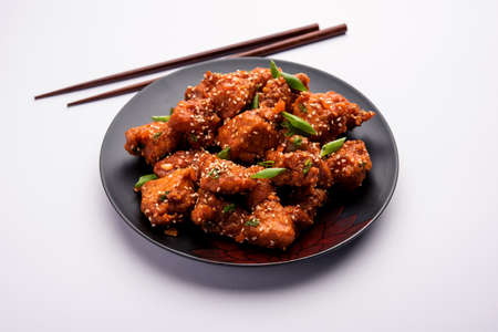 Chilli ChickenÂ is a sweet, spicy and crispy appetizer, most popular in Indo-chinese cuisine, served on a plate. selective focusの写真素材