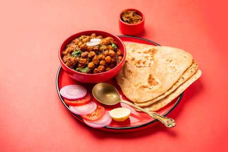 Tikona Paratha or Triangle parotha with chole or choley or chana masalaの写真素材