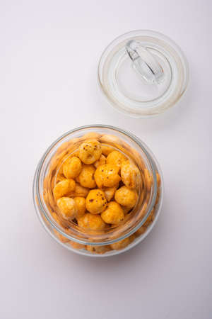 Roasted Phool Makhana or Crispy Masala  Lotus pops Seed served in a bowl, selective focusの写真素材