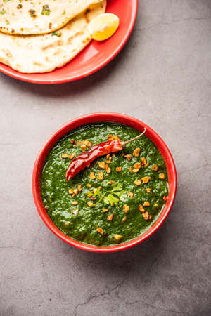 lasooni palak recipe or dhaba style garlic spinach curry, Indian main course served with naanの写真素材