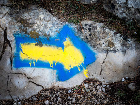 Drawn guide arrows on rocks in the mountains