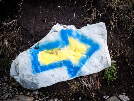 Drawn guide arrows on rocks in the mountainsの写真素材
