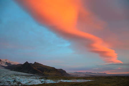 Sunrise at Fjallsarlon Glacial Lagoon of Vatnajokull glacier with majestic lenticulars clouds, Icelandの写真素材