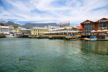 CAPE TOWN,SOUTH AFRICA-DECEMBER, 29:Victoria and Alfred Waterfront, harbor with recreation boats, shops, restaurants and Table Mountain on background on December 7, 2014  in Cape Town, South Africa.のeditorial素材