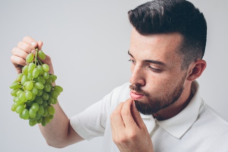 man grapeholding close upの写真素材