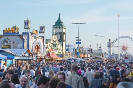 MUNICH, GERMANY  SEPT  21, 2013  Crowds of visitors at the annual Oktoberfest celebrating the opening day    The Festival runs from Sept  21  Oct  6  in Munich, Germanyのeditorial素材