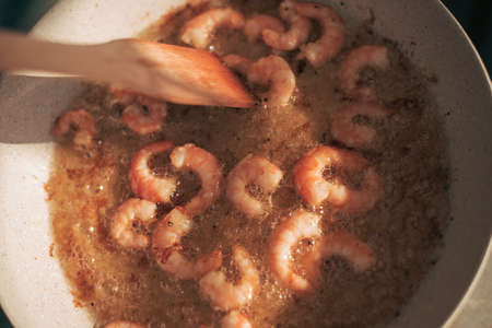 Fry the prawns in hot olive oil. Grill in the open air.