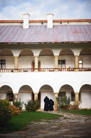 The courtyard of the Polovragi monastery in Romaniaの素材 [FY31020298350]