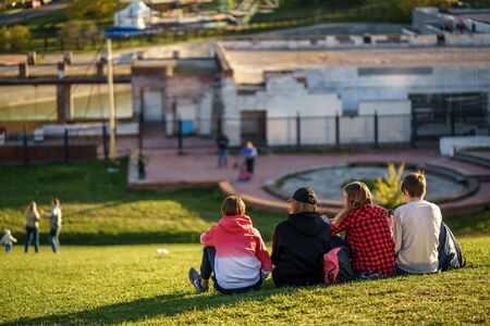 Moscow, Russia, 16 may 2017: people sit on the lawn in the Park rest. Park Victory, pobedyのeditorial素材