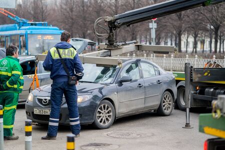 MOSCOW RUSSIA - APRIL 22 2017: Traffic police officers on the street wants lifting the car on the tow truck for taking awayのeditorial素材