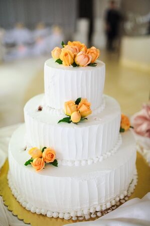 wedding cake decorated with rosesの写真素材
