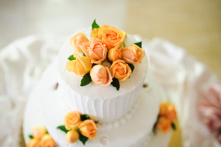 wedding cake decorated with rosesの写真素材