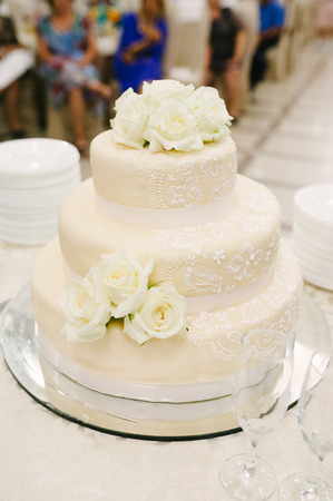 wedding cake decorated with rosesの写真素材