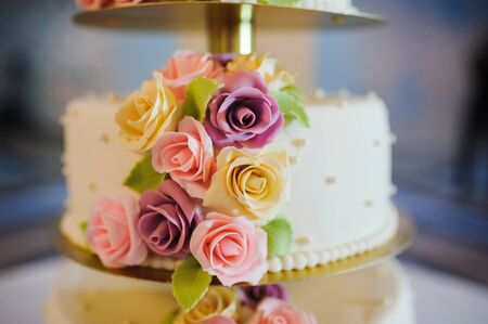 wedding cake decorated with rosesの写真素材