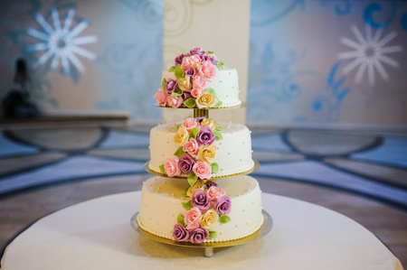 wedding cake decorated with rosesの写真素材